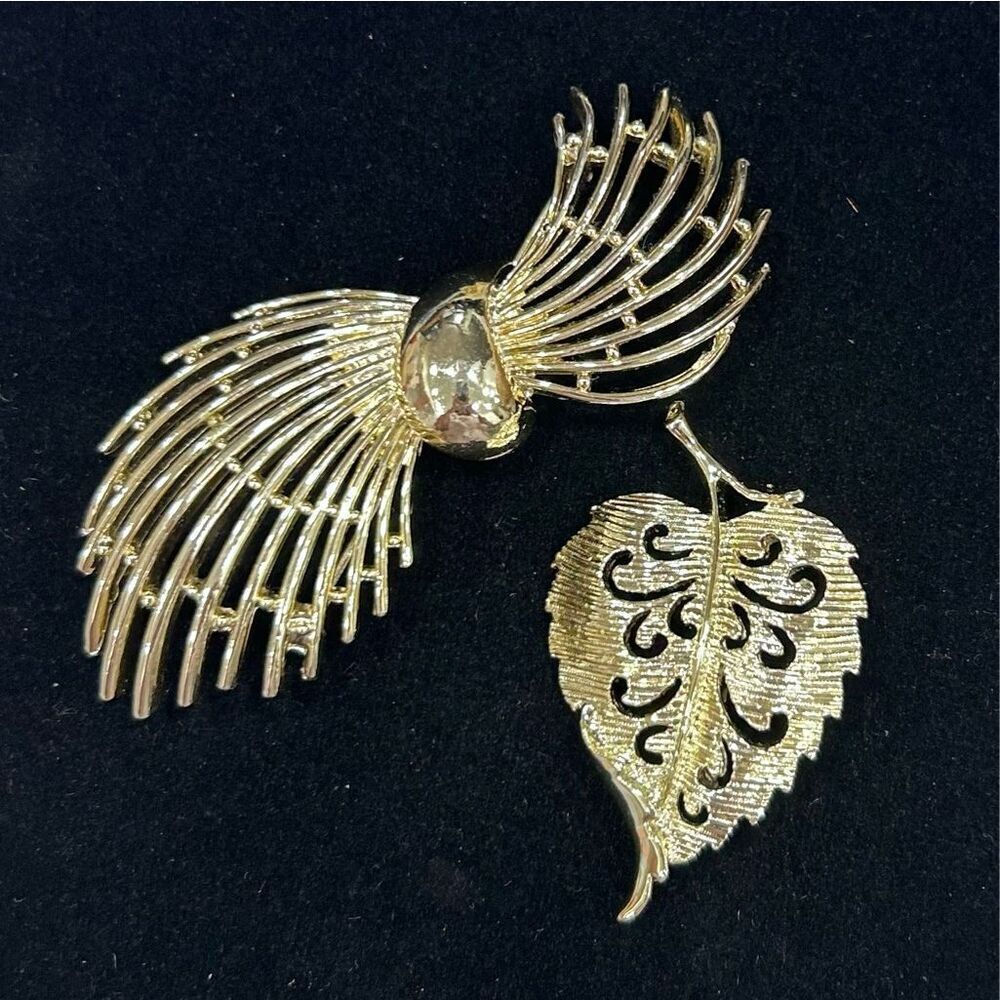 Lot Of 2 Vintage Brooches BSK Advent Guard Swirl & Gerry's Leaf Brooch Gold-tone